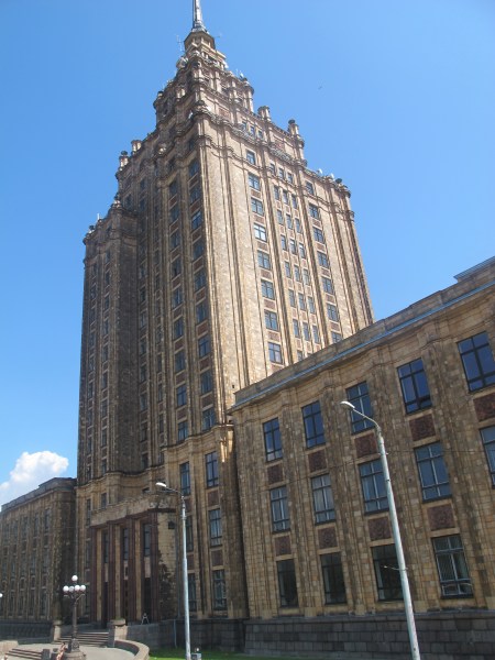 LETONIA 33 (RIGA) LETONIA 32 (RIGA)... LA ACADEMIA DE CIENCIAS, LA ESTRUCTURA ES DE HORMIGON ARMADO, MIDE 108 M, EL ESTILO ES EL DE LA ARQUITECTURA SOVIETICA DE LA EPOCA
