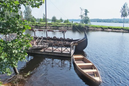 LETONIA 8 (HACIA RIGA) POBLADO DE SIELPLIS, EMBARCADERO DE DRAKKAR VIKINGOS PARA HACER NAVEGACIONES DE 5 DIAS POR EL RIO DAUGAVA