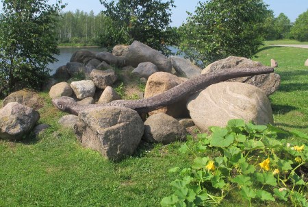 LETONIA 9 (HACIA RIGA) POBLADO DE SIELPLIS, UNA ESCULTURA EN MADERA AL ESTILO VIKINGO