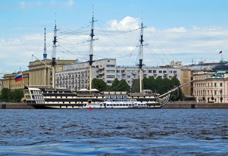 RUSIA 2º ENTRADA 30 (SAN PETESBURGO) EL RIO NEVA, EL ANTIGUO BARCONEW ISLAND, CONVERTIDO EN RESTURANTE DE SUPER LUJO