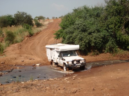 MALI 10 (CAMINO A LAS CATARATAS DE GOUINA) PASAMOS MUCHOS PEQUEÑOS RIACHUELOS