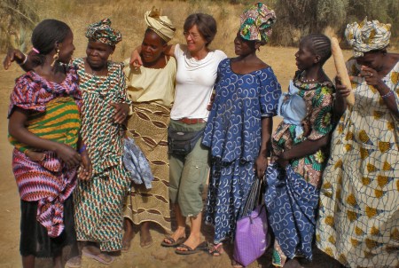 MALI 11 (CAMINO A LAS CATARATAS DE GOUINA) PETRA PASA UN BUEN RATO CON UN GRUPO DE MUJERES SARAKOLE