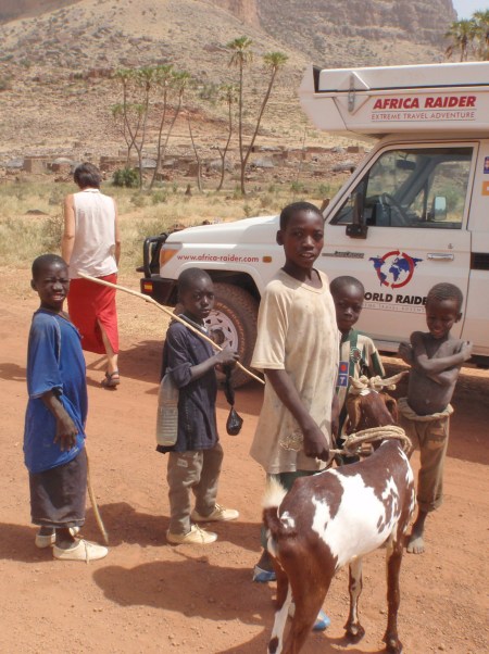 MALI 134 (DE MOPTI POR PISTA A TOMBUCTU) DOUENTZA, LOS CRIOS SE PREGUNTAN A DONDE VAMOS, PORQUE NORMALMENTE LOS COCHES SE DIRIGEN AL ESTE