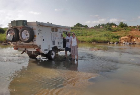 MALI 14 (CAMINO A LAS CATARATAS DE GOUINA) ECHANDOLE UN POCO DE AGUA AL COCHE