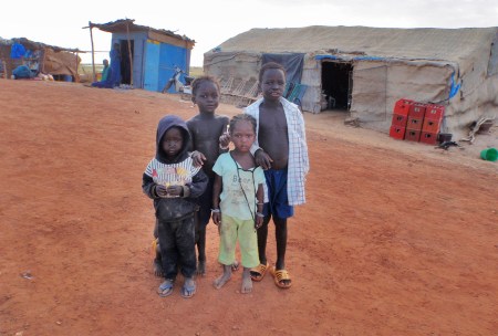 MALI 140 (DE MOPTI POR PISTA A TOMBUCTU) HIJOS DE LOS TRABAJADORES EMBARCADERO HACIA LA CIUDAD DE KORIOUME