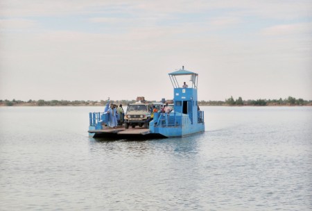 MALI 141 (DE MOPTI POR PISTA A TOMBUCTU) LLEGA EL TRASBORDADOR PARA KORIOUME
