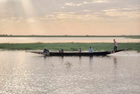 MALI 144 (DE MOPTI POR PISTA A TOMBUCTU) PIRAGUAS EN EL LAGO KORIOUME AL ATARDECER
