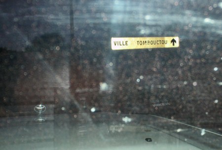 MALI 147 (TOMBUCTU) LLEGAMOS A LA CIUDAD DE NOCHE CERRADA, E INVADIDOS POR MILLONES DE MOSQUITOS, QUE CASI NO NOS DEJAN DE VER ATRAVES DEL PARABRISAS