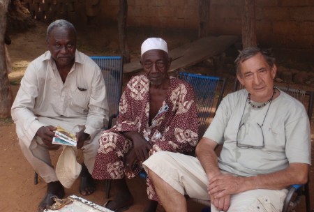 MALI 17 BIS (CAMINO A LAS CATARATAS DE GOUINA) DE VEZ EN CUANDO PEDIMOS PERMISO A LOS JEFES DE LAS ALDEAS PARA QUEDARNOS DORMIR DENTRO DE LOS POBLADOS