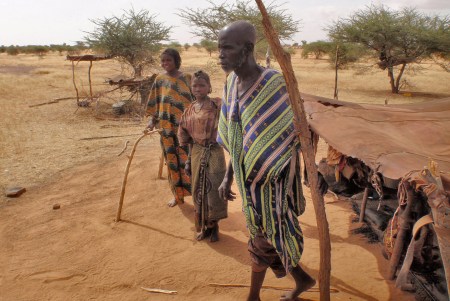 MALI 173 (TUAREG EN EL DESIERTO DE GURMA) TIENEN SU PROPIA ESCRITURA, LLAMADA TIFINAGHQUE