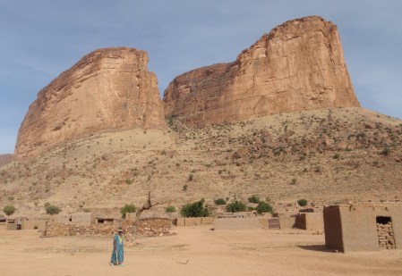 MALI 186 (REGION DE HOMBORI, Y SUS MONUMENTOS EN PIEDRA) EL POBLADO DE DARI