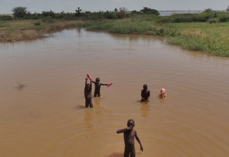 MALI 21 (CAMINO A LAS CATARATAS DE GOUINA) CUALQUIER CHARCA ES BUENA PARA DARSE UN CHAPUZON CON ESTE CALOR