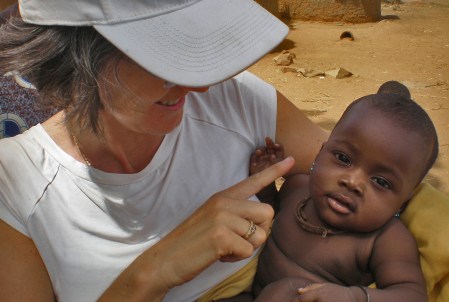 MALI 34 (DE LAS CATARATAS DE GOUINA A BAFOULABE) LA NIÑITA ES UNA PRECIOSIDAD