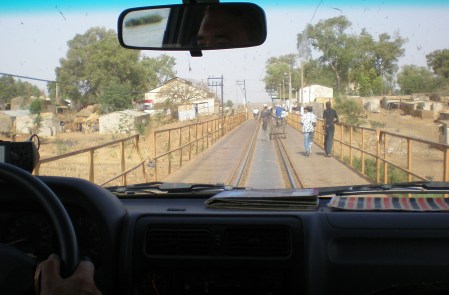 MALI 36 (BAFOULABE) ES UNA CIUDAD DE UNOS 20.000 HABITANTES. PARA PASAR A LA OTRA PARTE DEL RIO HAY UN SOLO PUENTE QUE ES EL MISMO QUE USA TREN...PELIGRO