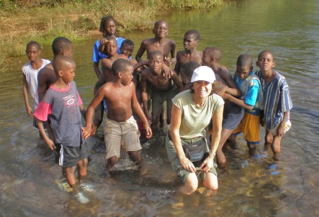 MALI 40 (DE BAFOULABE A MANANTALI, BORDEANDO EL RIO BAFING) HAY NIÑOS POR TODAS PARTES