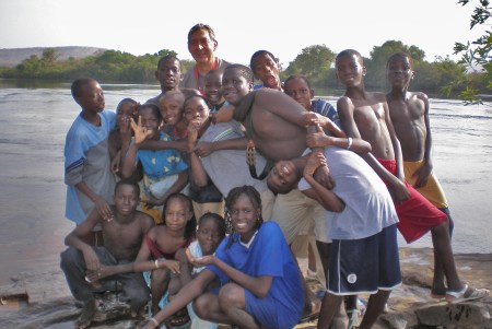 MALI 42 (DE BAFOULABE A MANANTALI, BORDEANDO EL RIO BAFING) A LOS NIÑOS LES ENCANTA HACERSE FOTOS
