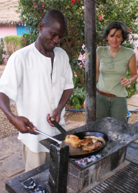 MALI 45 (MANANTALI) HEMOS ENCONTRADO UN ESPECIE DE CASA DE COMIDAS QUE PUEDEN HACERNOS A CENAR