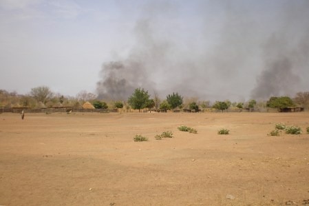 MALI 49 (DIRECCION BAMAKO) LA COSTUMBRE AFRICANA DE QUEMAR LOS CAMPOS PARA FERTILIZARLOS