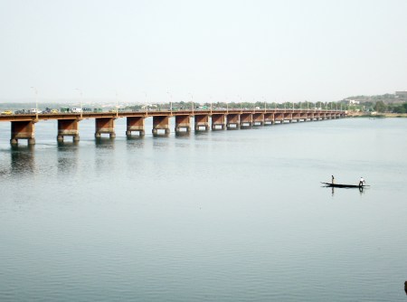 MALI 55 (BAMAKO) EL PUENTE DE LOS MARTIRES, INAUGURADO EN 1957, CUANDO MALI ERA UNA COLONIA FRANCESA, UNE LAS DOS MAS GRANDES AVENIDAS DE LA CIUDAD LA DE MODIBO KEITA Y LA DE LA UNIDAD AFRICANA