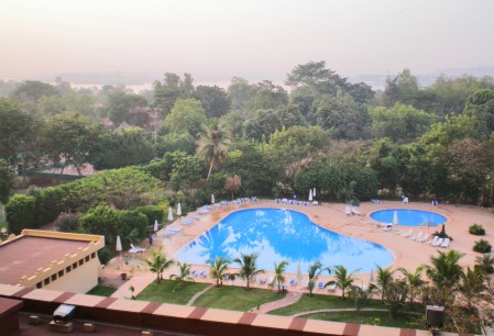 MALI 59 (BAMAKO) EL HOTEL LAICO DE LA AMISTAD, PANORAMA DESDE NUESTRA HABITACION, EL AMBIENTE BRUMOSO ES DEBIDO AL TERRIBLE CALOR