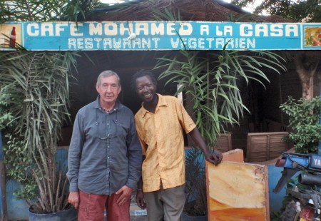 MALI 62 (BAMAKO) UN PERSONAJE UNICO, MOHAMED ES UN TUAREG, QUE OS PUEDE HACER UNA TORTILLA DE PATATAS AL ESTILO HISPANO-MALIENSE EN SU SENCILLO RESTAURANTE LA CASITA, EN EL CENTRO DE LA CIUDAD