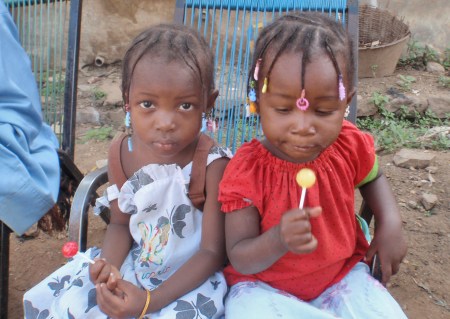 MALI 63 (BAMAKO) DOS MONADAS DANDOLE A LAS CHUCHES