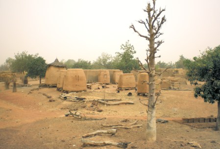 MALI 67 (DE BAMAKO EN RUTA A DJÉNNÉ) GRUPO DE SILOS PARA GUARDAR EL GRANO, LOS TECHOS NO ESTAN TODOS CUBIERTOS DE PAJA PORQUE NO ES AUN EPOCA DE LLUVIAS