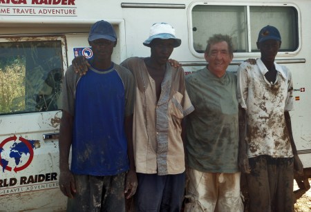 MALI 7 (CAMINO A LAS CATARATAS DE GOUINA) EN MAS DOS HORAS LUCHANDO CON EL BARRO Y AYUDADO POR UNOS CORTADORES DE CAÑAS QUE POR SUERTE ESTABAN CERCA, SACAMOS EL VEHICULO