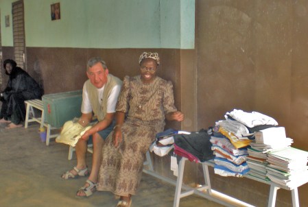 MALI 70 (DE BAMAKO EN RUTA A DJÉNNÉ)-LA MISION CATOLICA DE KANUYASO- LE ENTREGAMOS AL A MONJA-MATRONA UNA CAJA GRANDE DE MEDICAMENTOS MEDICAMENTOS, ROPA Y MATERIAL ESCOLAR