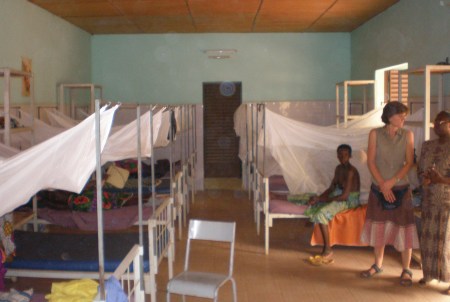 MALI 72 (DE BAMAKO EN RUTA A DJÉNNÉ)-LA MISION CATOLICA DE KANUYASO- VISITA A SALA DONDE ESTAN LAS MADRES QUE HAN TENIDO LAS CRIATURAS