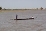 MALI 85 (DE BAMAKO EN RUTA A DJÉNNÉ) PESCADORES LANZANDO LA RED DE CERCO