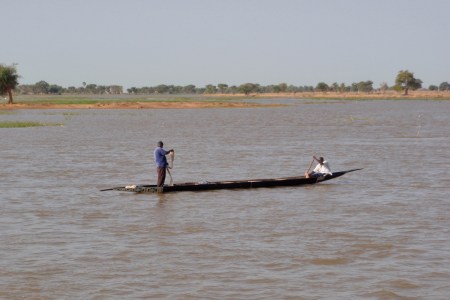 MALI 85 (DE BAMAKO EN RUTA A DJÉNNÉ) PESCADORES LANZANDO LA RED DE CERCO