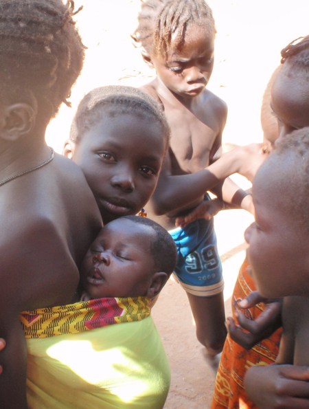 MALI 86 (DJÉNNÉ) NIÑOS DE LA ETNIA BOSO A NUESTRA LLEGADA