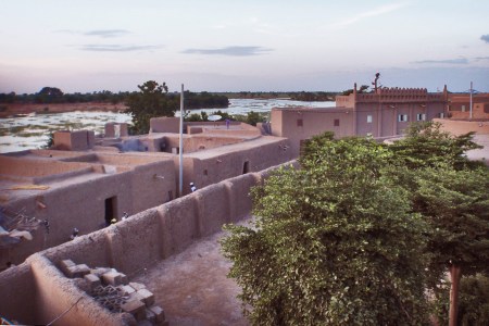 MALI 90 (DJÉNNÉ) ES UN ENCLAVE HISTORICO, RELIGIOSO Y COMERCIAL. ESTA EN EL DELTA INTERIOR DEL RIO NiGER, PROXIMA A LA UNION DE LOS RIOS BANI Y NIGER