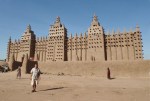 MALI 94 (DJÉNNÉ - LA GRAN MEZQUITA) ES EL MAYOR EDIFICIO SAGRADO HECHO DE BARRO DEL MUNDO, SUS DIMENSIONES SON 75×75 METROS Y ESTA CONSIDERADA LA MEJOR OBRA LA ARQUITECTURA SUDANESA-SAHELIANA