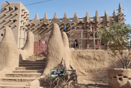 MALI 96 (DJÉNNÉ - LA GRAN MEZQUITA) POR LA FRAGILIDAD DEL BARRO Y SOBRETODO EN CASO DE LLUVIAS ESTAN OBLIGADOS DE REPARALA CONSTANTEMENTE