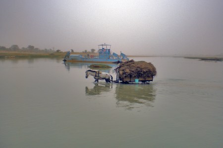 MALI 98 (DJÉNNÉ - MOPTI) EL RIO BANI NO ES MUY PROFUNDO, POR CIERTOS SITIOS HAY BADOS