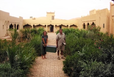 MARRUECOS 15 (ERG CHEBBI) ... DENTRO DEL ALBERGE, HAY UN VERDADERO VERGEL