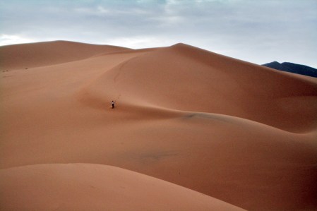 MARRUECOS 20 (LAS DUNAS DEL OASIS DE OUZINA) POR LA MAÑANA PETRA SE ATACA A LAS DUNAS, HACE MENOS CALOR PORQUE ESTA NUBLADO