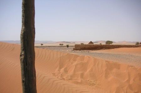 MARRUECOS 23 (EL POBLADO DE REMIGLIA) RODEADO DE ARENA