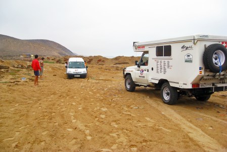 MARRUECOS 37 (EN LA REGION DE SIDI-IFNI) AYUDANDO A ESTOS JOVENES MARROQUIS A SACARLOS DE LA ARENA CON UNA CUERDA ATADA A NUESTRO COCHE