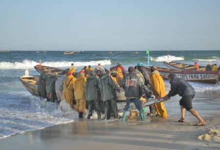 MAURITANIA 39 (NOUAKCHOT-PUERTO PEQUERO) AYUDANDO A METER LOS CAYUCOS AL AGUA