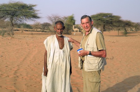 MAURITANIA 49 (HACIA KIFFA) DANDOLE UN MEDICAMENTO OFTALMOLOGICO A UN VIEJO CONOCIDO