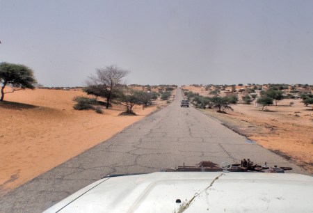 MAURITANIA 55 (DE NOUAKCHOT A ROSSO) LA CARRETERA ESTA RELATIVAMENTE BIEN ASFALTADA, ESTAMOS CANSADOS DE PISTAS