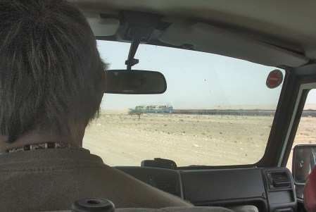 MAURITANIA 6 (FRONTERA) ENFRENTE DE NOSOTROS EL TREN QUE VA POR EL DESIERTO DESDE NOADIBOU EN LA COSTA HASTA LAS MINAS DE HIERRO DE ZOUERAT 880 KM. QUE SON LAS MAS GRANDES DEL MUNDO...