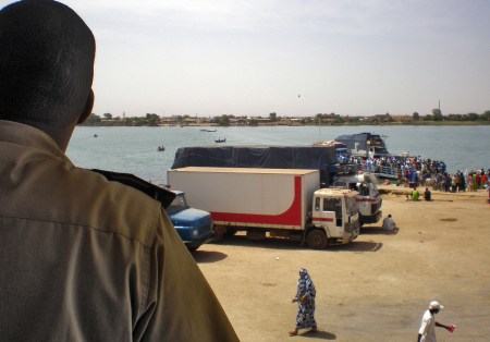 MAURITANIA 63 (ROSSO EL EMBARCADERO A SENEGAL) LA COSTA QUE SE VE ENFRENTE ES LA SENEGALESA