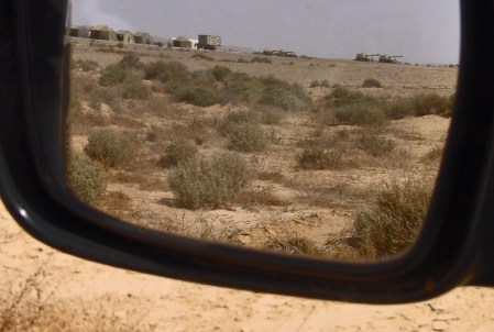 SAHARA OCCIDENTAL 2 (HACIA SMARA POR PISTAS} UN ESCUADRON DE ARTILLERIA MARROQUI FOTOGRAFIADO POR EL ESPEJO RETOVISOR