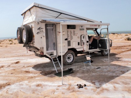 SAHARA OCCIDENTAL 23 (LA FRONTERA) PREPARANDONOS A PASAR LA NOCHE, AL LADO DE UN POBLADO DE PESCADORES
