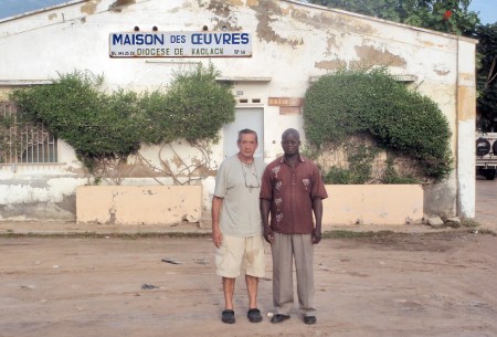 SENEGAL 51 (KAOLACK) CON EL SIMPATICO Y AMABLE PARROCO DE LA DIOCESIS DE KAOLACK
