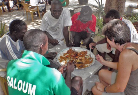 SENEGAL 53 (KAOLACK) LOS JUGADORES DE FUTBOL COMEN Y DUERMEN EN LA DIOCESIS CATOLICA